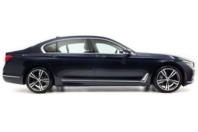 Passenger side photo of 2018 BMW 750i