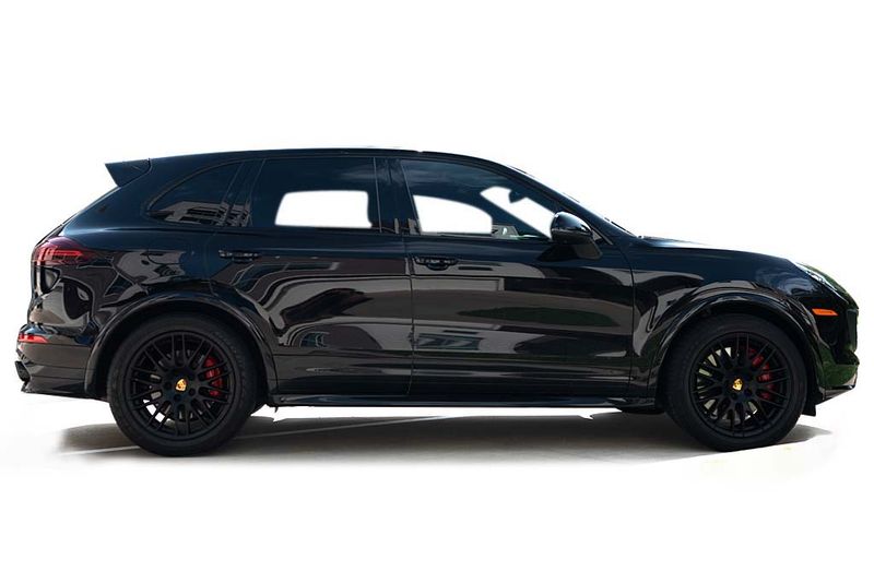 An incredible side shot photo of aPorsche Cayenne that you should buy.