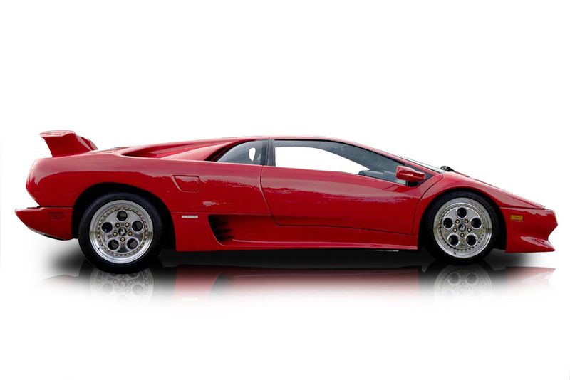 An incredible side shot photo of aLamborghini Diablo that you should buy.