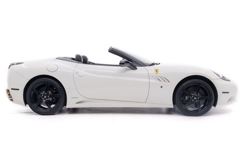 An incredible side shot photo of aFerrari California that you should buy.