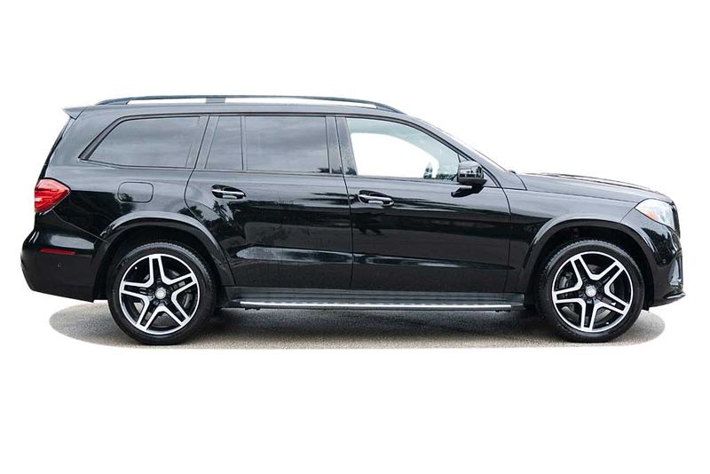 An incredible side shot photo of aMercedes-Benz GLS450 that you should buy.