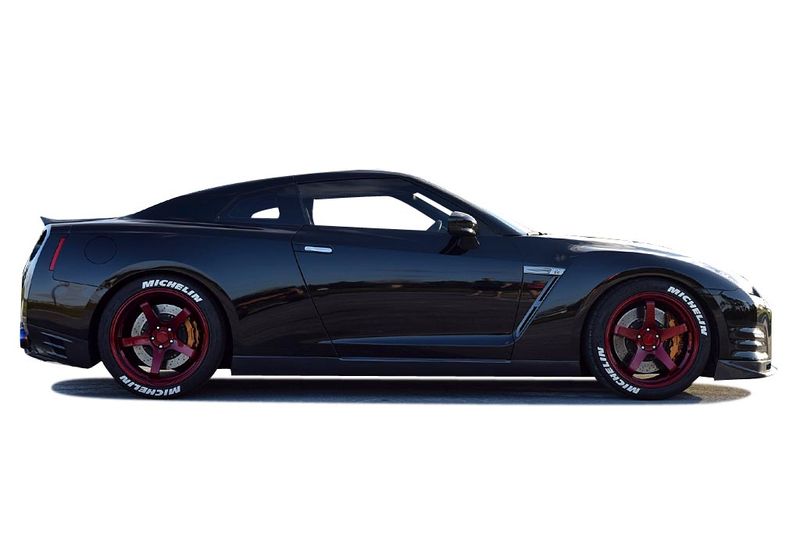 An incredible side shot photo of aNissan GT-R that you should buy.