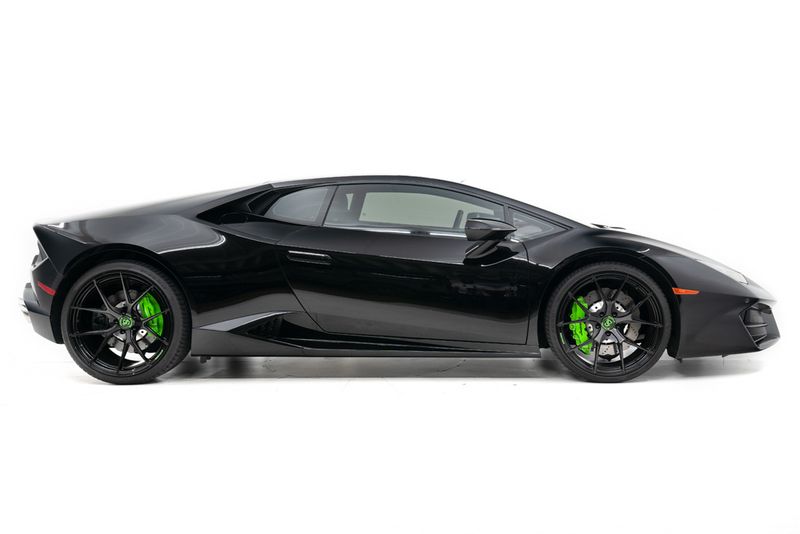 An incredible side shot photo of aLamborghini Huracan that you should buy.