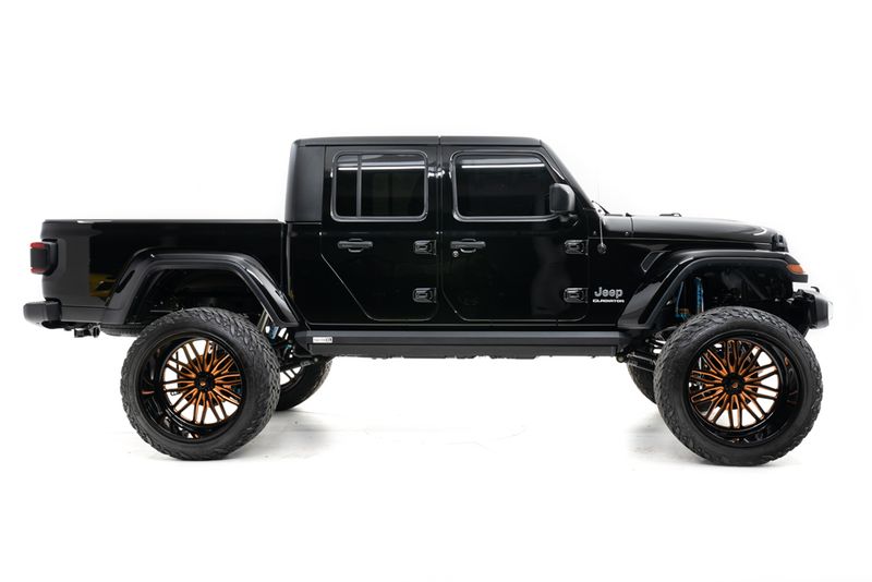 An incredible side shot photo of aJeep Gladiator that you should buy.
