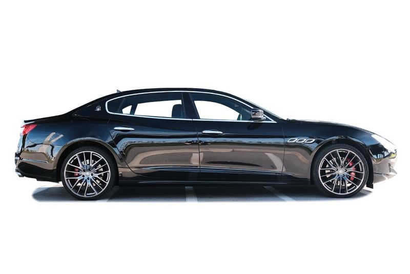 An incredible side shot photo of aMaserati Quattroporte that you should buy.