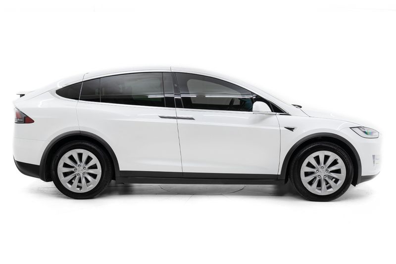An incredible side shot photo of aTesla Model X that you should buy.