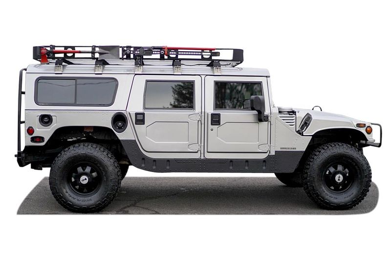 An incredible side shot photo of aHummer H1 that you should buy.