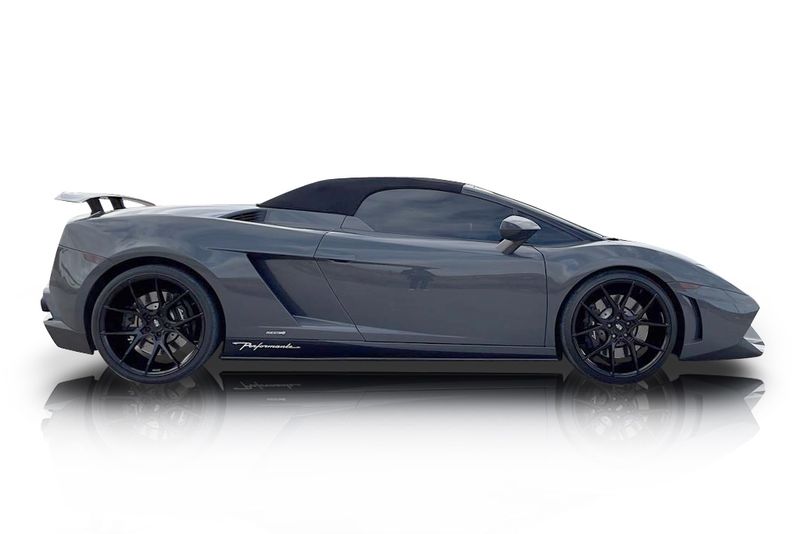 An incredible side shot photo of aLamborghini Gallardo that you should buy.