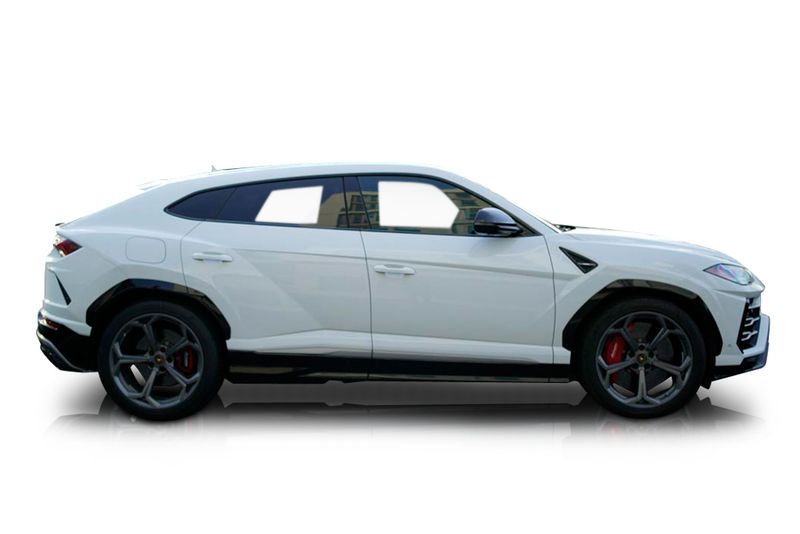 An incredible side shot photo of aLamborghini Urus that you should buy.
