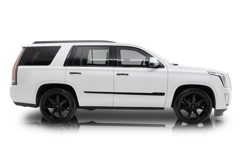 An incredible side shot photo of aCadillac Escalade that you should buy.