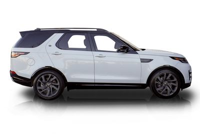 Passenger side photo of 2017 Land Rover Discovery