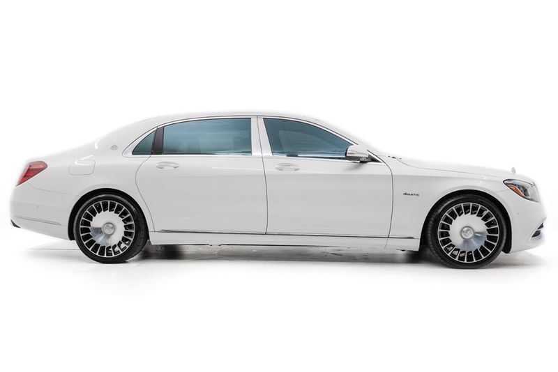 An incredible side shot photo of aMercedes-Benz Maybach S560 that you should buy.