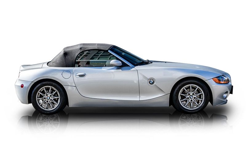 An incredible side shot photo of aBMW Z4 that you should buy.