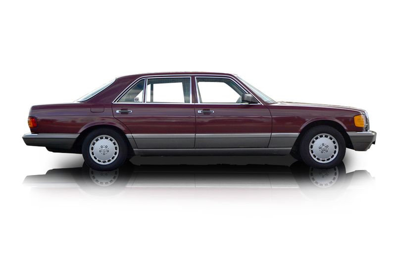 An incredible side shot photo of aMercedes-Benz 300SEL that you should buy.
