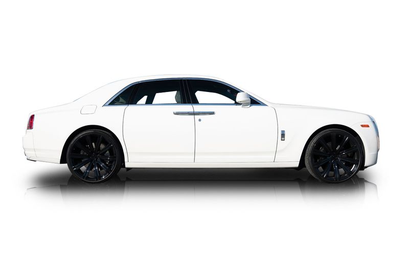 An incredible side shot photo of aRolls-Royce Ghost that you should buy.
