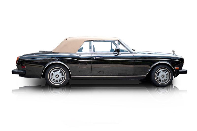 An incredible side shot photo of aRolls-Royce Corniche that you should buy.