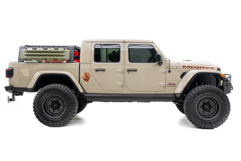 An incredible side shot photo of aJeep Gladiator that you should buy.