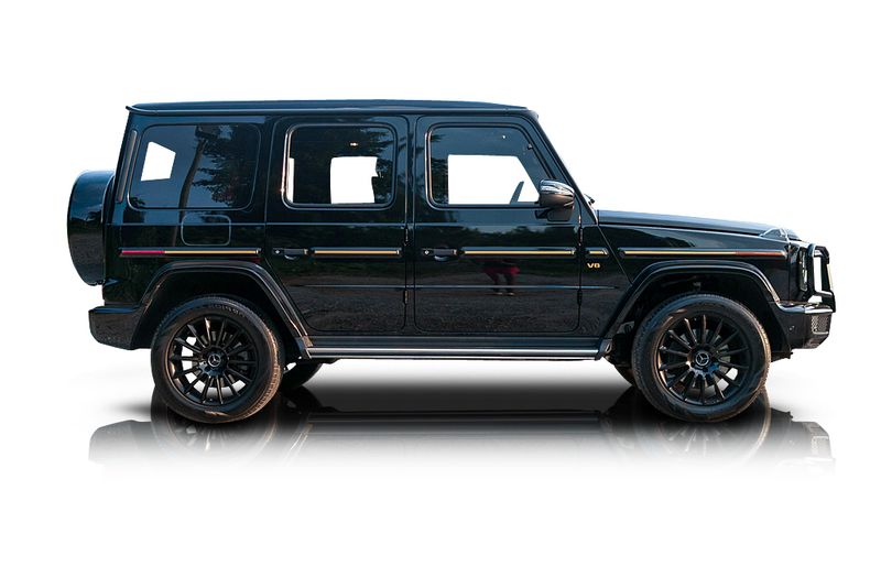 An incredible side shot photo of aMercedes-Benz G550 that you should buy.