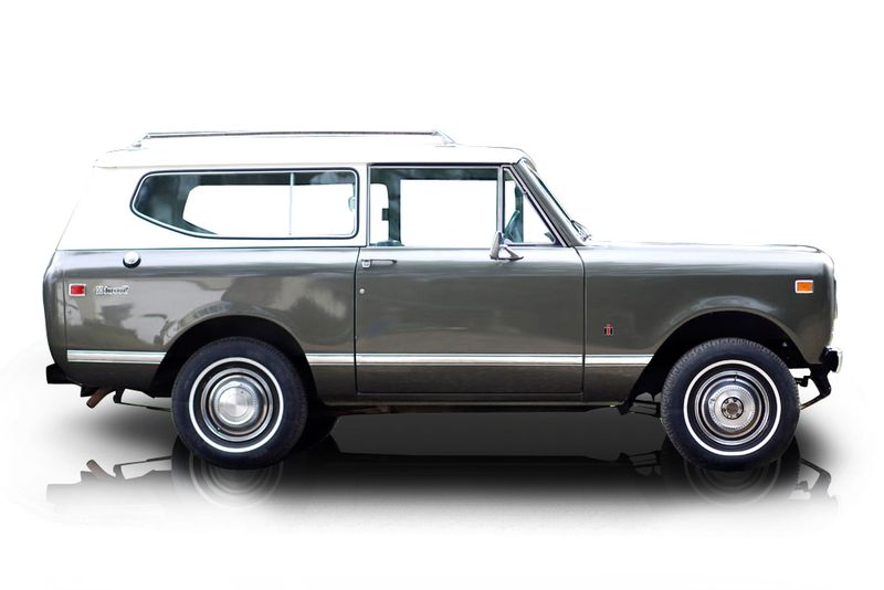 An incredible side shot photo of aInternational Harvester Scout II that you should buy.