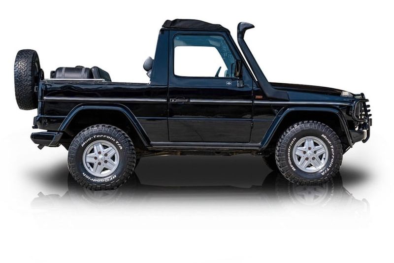 An incredible side shot photo of aMercedes-Benz 230GE that you should buy.