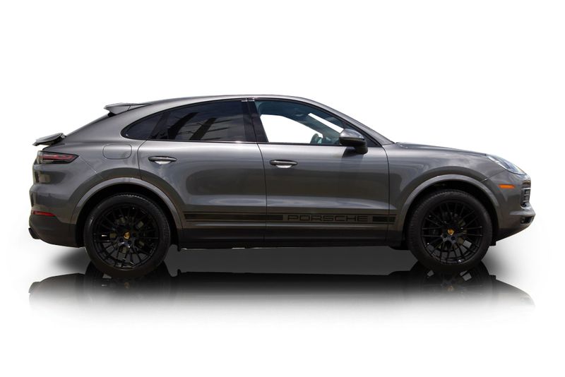 An incredible side shot photo of aPorsche Cayenne that you should buy.