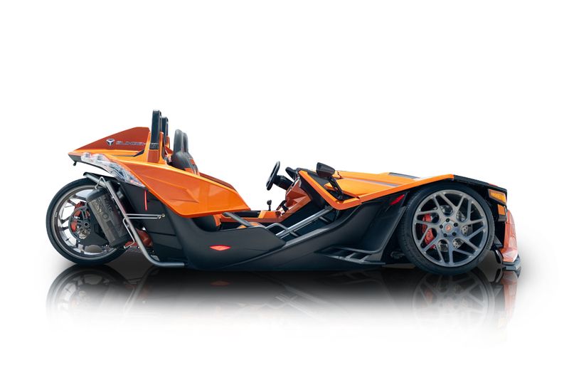An incredible side shot photo of aPolaris Slingshot that you should buy.