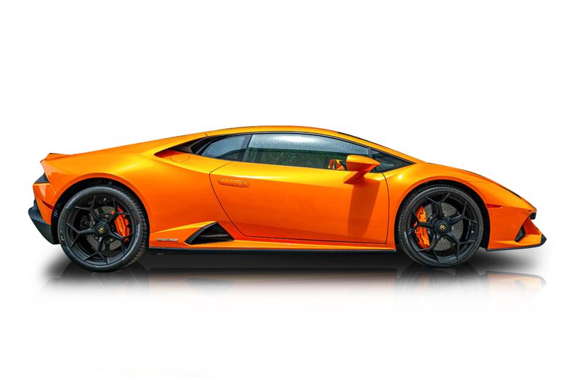 An incredible side shot photo of aLamborghini Huracan that you should buy.