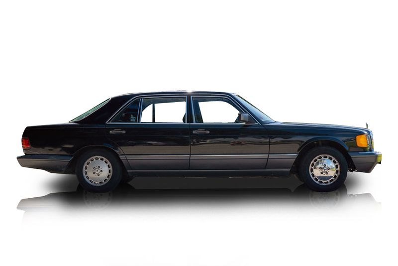 An incredible side shot photo of aMercedes-Benz 560SEL that you should buy.