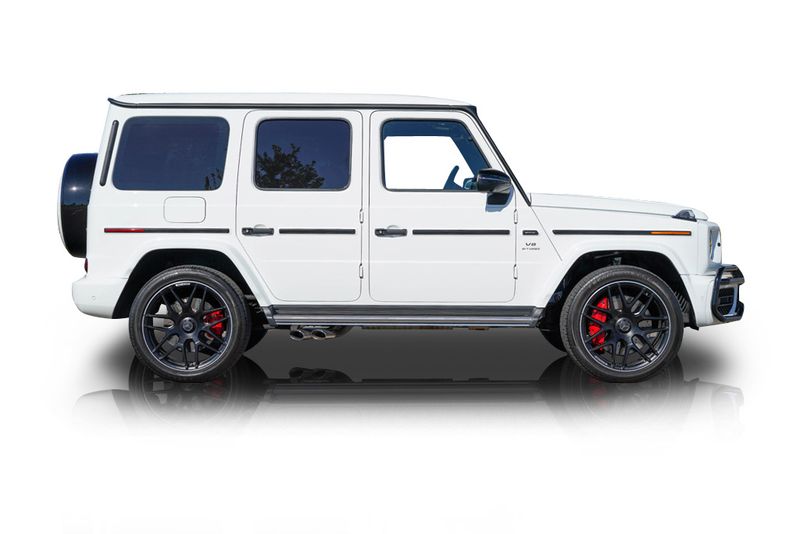 An incredible side shot photo of aMercedes-Benz G550 that you should buy.