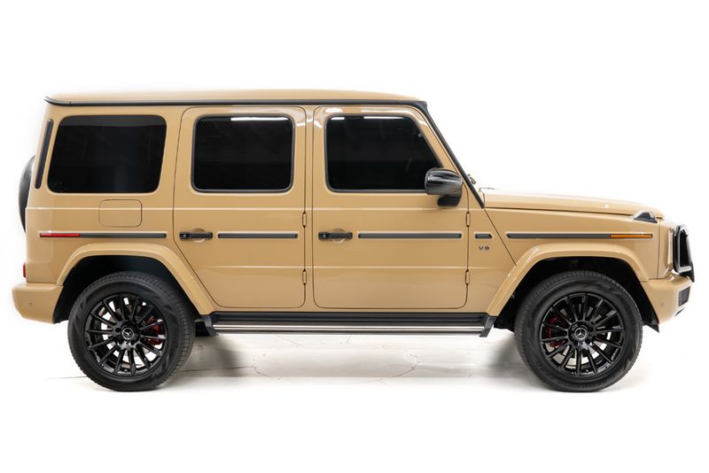 An incredible side shot photo of aMercedes-Benz G550 that you should buy.