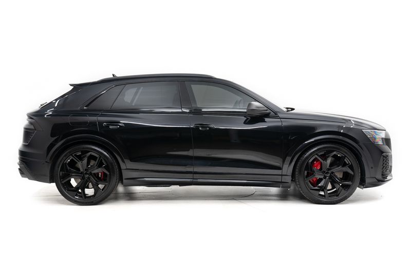 An incredible side shot photo of aAudi RS Q8 that you should buy.