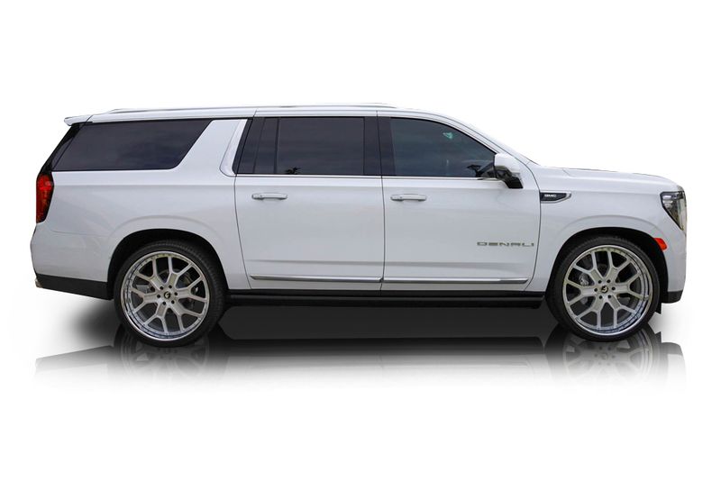 An incredible side shot photo of aGMC Yukon that you should buy.