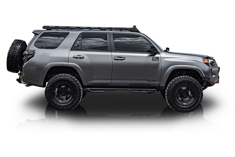An incredible side shot photo of aToyota 4Runner that you should buy.