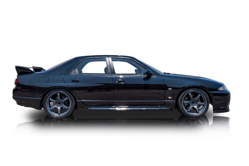 An incredible side shot photo of aNissan Skyline that you should buy.