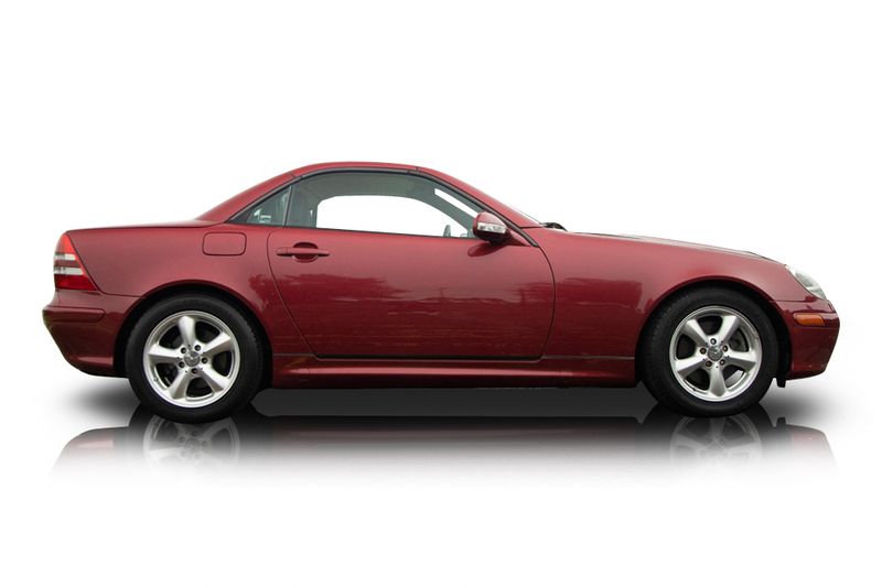 An incredible side shot photo of aMercedes-Benz SLK350 that you should buy.