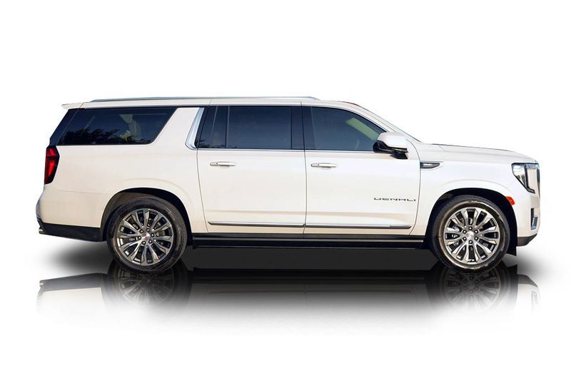 An incredible side shot photo of aGMC Yukon that you should buy.