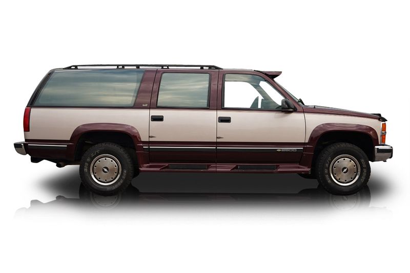 An incredible side shot photo of aChevrolet Suburban that you should buy.