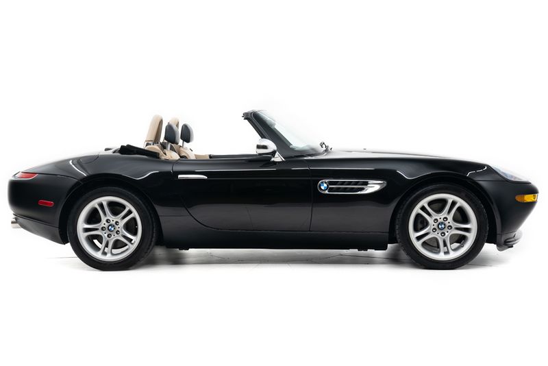 An incredible side shot photo of aBMW Z8 that you should buy.