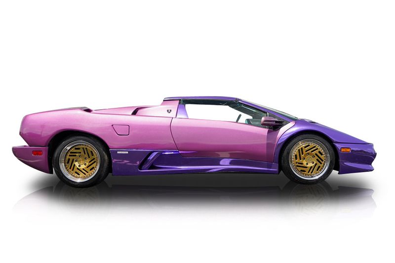 An incredible side shot photo of aLamborghini Diablo that you should buy.