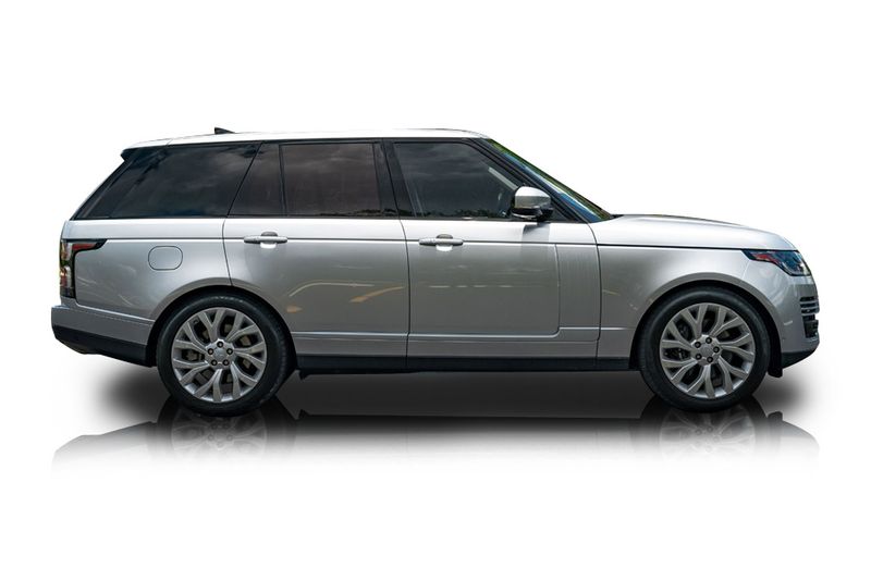 An incredible side shot photo of aLand Rover Range Rover that you should buy.