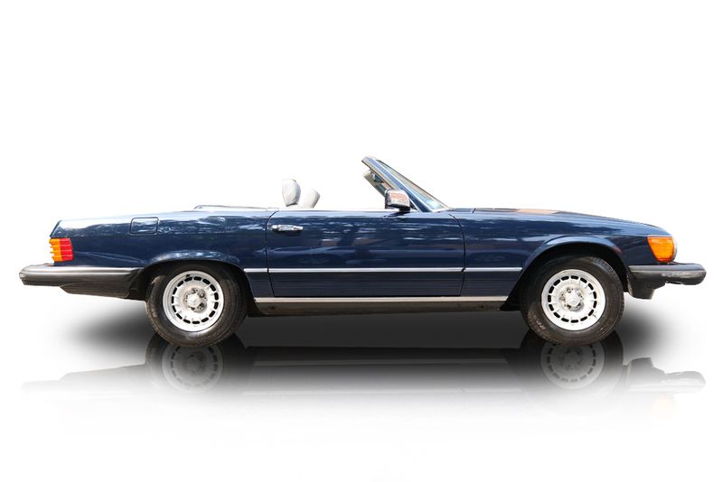 An incredible side shot photo of aMercedes-Benz 380SL that you should buy.