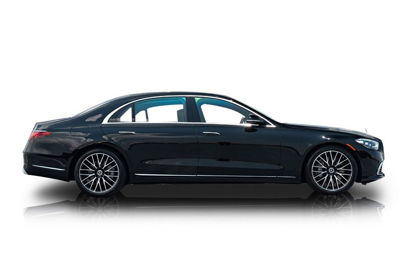 An incredible side shot photo of aMercedes-Benz S580 that you should buy.