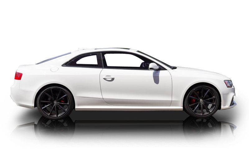 An incredible side shot photo of aAudi RS5 that you should buy.