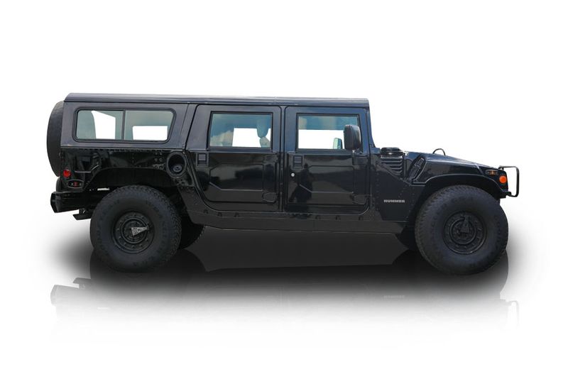 An incredible side shot photo of aHummer H1 that you should buy.