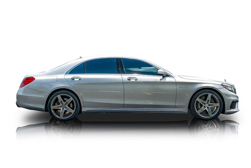 An incredible side shot photo of aMercedes-Benz S63 AMG that you should buy.