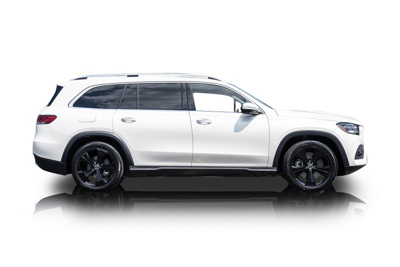 An incredible side shot photo of aMercedes-Benz GLS450 that you should buy.