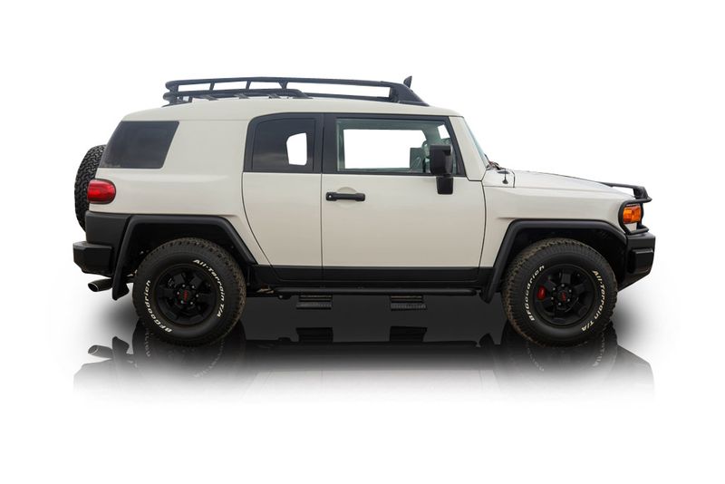 An incredible side shot photo of aToyota FJ Cruiser that you should buy.