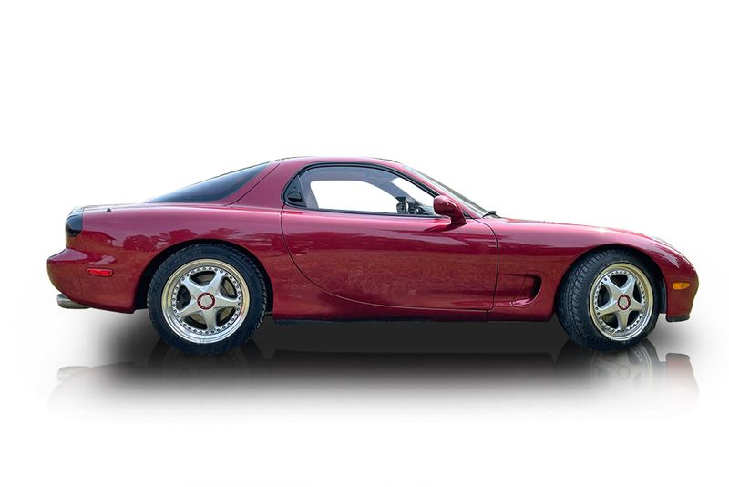 An incredible side shot photo of aMazda RX-7 that you should buy.