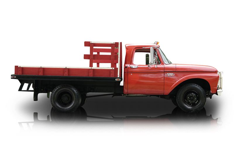 An incredible side shot photo of aFord F-350 that you should buy.