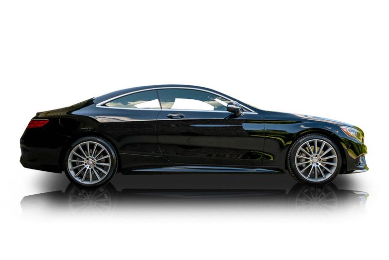 An incredible side shot photo of aMercedes-Benz S550 that you should buy.
